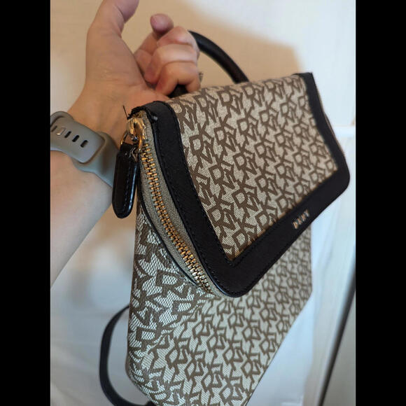 DKNY Bradee Signature Backpack Bag Flap Closure Logo Pattern Beige Original - Picture 6 of 12